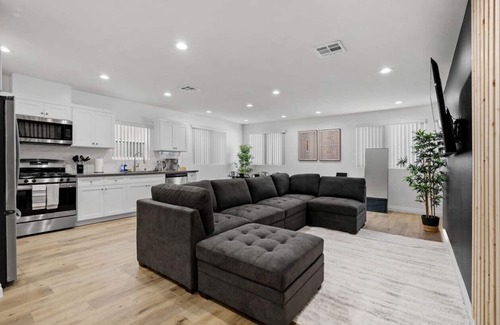 Los Angeles County Casa | Stylish New home Near DTLA, Disneyland, SOFI
