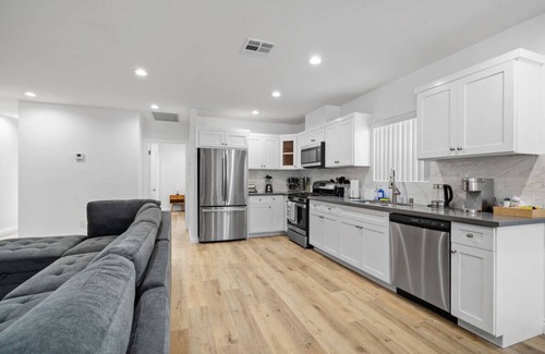 Los Angeles County Casa | Stylish New home Near DTLA, Disneyland, SOFI
