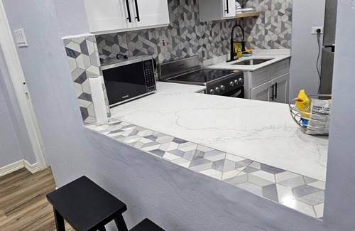 New Kingston Apartamento | Stylish New Kingston Apartment