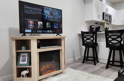 West Edmonton Casa | Stylish, New, Tempurpedic King, Private Suite & Close to WEM - no Fees!!
