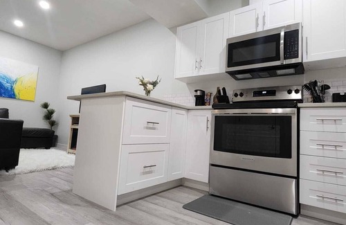 West Edmonton Casa | Stylish, New, Tempurpedic King, Private Suite & Close to WEM - no Fees!!