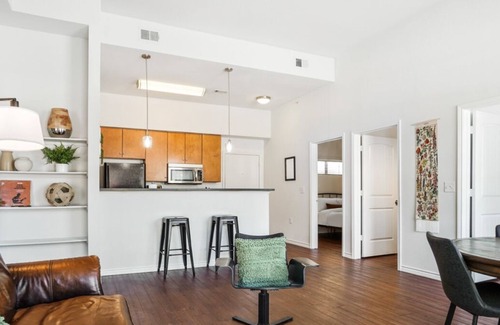 North Loop Apartamento | Stylish North Lamar Gem for a Group + Free Parking