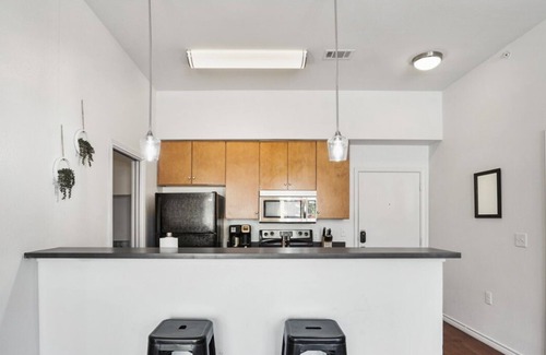 North Loop Apartamento | Stylish North Lamar Gem for a Group + Free Parking