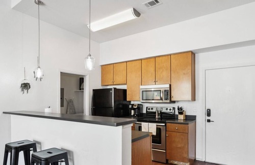 North Loop Apartamento | Stylish North Lamar Gem for a Group + Free Parking