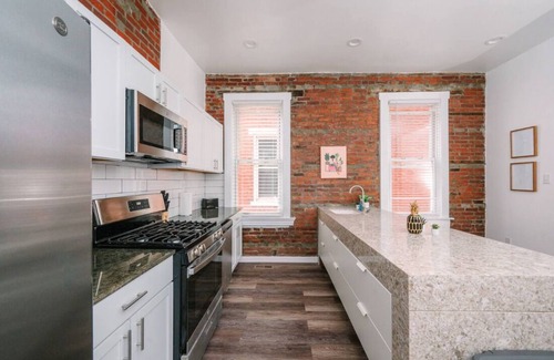 South Oakland Casa | Stylish Oakland Stay for Business & Leisure Private Suites + Shared Common Areas