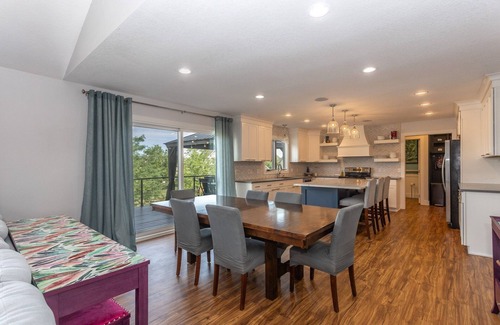 Waukee Casa | Stylish Oasis For Unforgettable Getaways 5 Bedroom Home by RedAwning