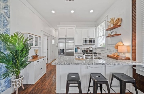Galveston Casa | Stylish Oasis ~ Heated Pool ~ 2 Blocks to Beach ~ Full Guesthouse