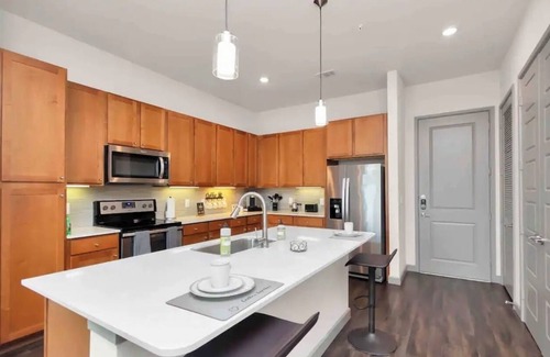 Central Business District Apartamento | Stylish Oasis ~ ♥ of Downtown ~ ♛King Bed ~ Gym