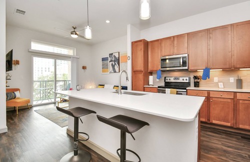 Central Business District Apartamento | Stylish Oasis ~ ♥ of Downtown ~ ♛King Bed ~ Gym