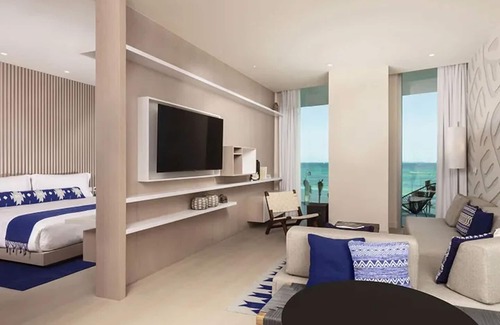 Downtown Cancun Hotel | Stylish Ocean Front Suite w/ Balcony | 2 Family Ready Rooms | Outdoor Pool