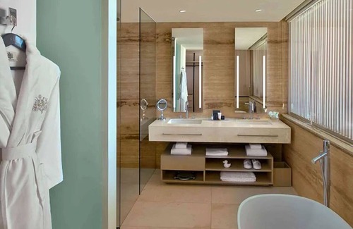 Downtown Cancun Hotel | Stylish Ocean Front Suite w/ Balcony | 2 Family Ready Rooms | Outdoor Pool