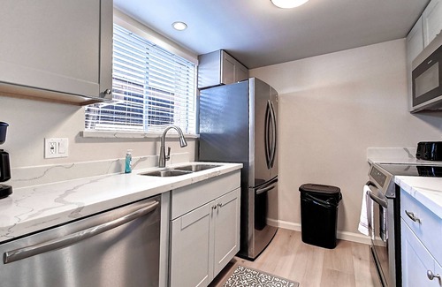 Fashion Square Casa | Stylish Old Town 2Bd 2Ba Townhome Pool AC Fashion Square