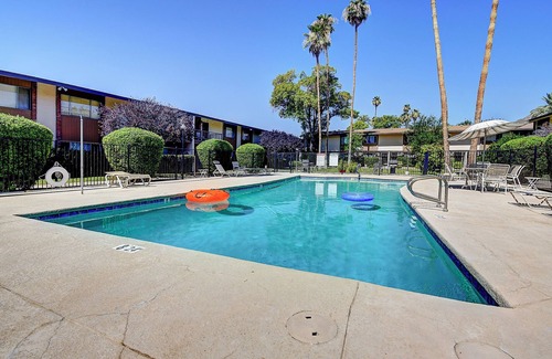 Fashion Square Casa | Stylish Old Town 2Bd 2Ba Townhome Pool AC Fashion Square
