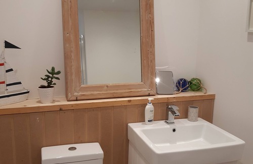 Barmouth Apartamento | Stylish one bed apartment, 200 steps to the nearest beach.