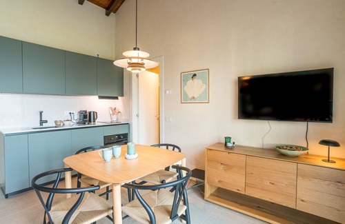 Como Apartamento | GuestHost - One bedroom apartment in Villa with pool!