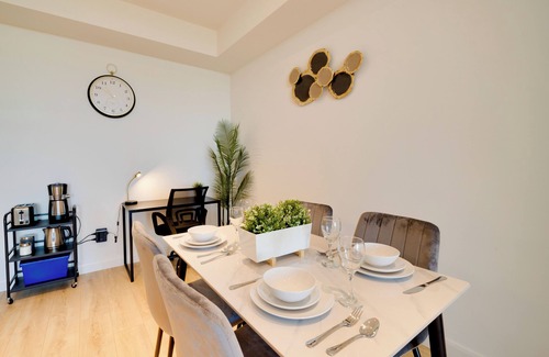 Kitchener Condominio | Stylish Open Concept Suite in Central KW