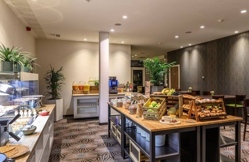Oudenaarde Casa | Stylish Oudenaarde Retreat with Bike-Friendly Amenities | Steps to Market
