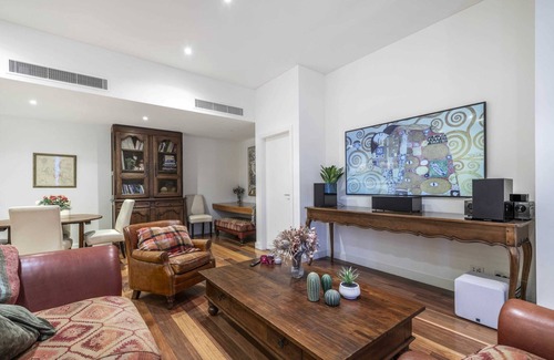 Forrest Apartamento | Stylish Penthouse Level Apartment In Capital Hill, ACT