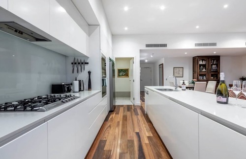 Forrest Apartamento | Stylish Penthouse Level Apartment In Capital Hill ACT