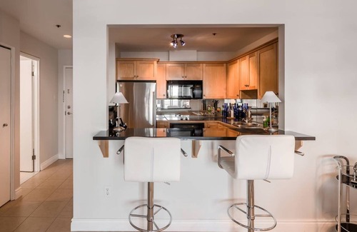 Downtown Halifax Condominio | Condominio elegante en el último piso con vistas al puerto, estacionamiento