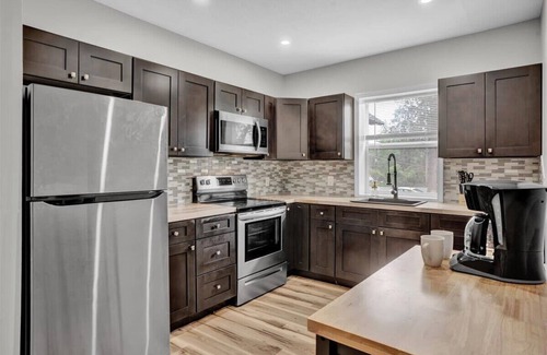 Canadensis Hotel | Stylish Pocono 1BR | Firepits Pickleball | Pets OK