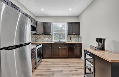 Canadensis Hotel | Stylish Pocono 1BR | Firepits Pickleball | Pets OK