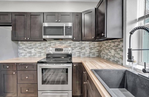 Canadensis Hotel | Stylish Pocono 1BR | Firepits Pickleball | Pets OK