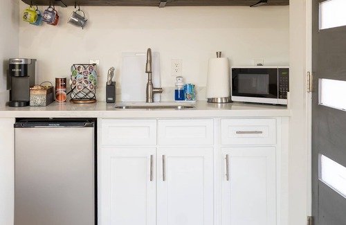 Encanto Apartamento | Stylish Private Guest Suite, central to it all!