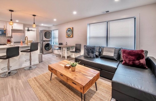 South Hyde Park Apartamento | Stylish Remodel in Central KC