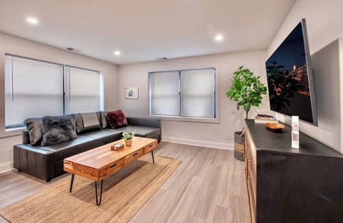 South Hyde Park Apartamento | Stylish Remodel in Central KC