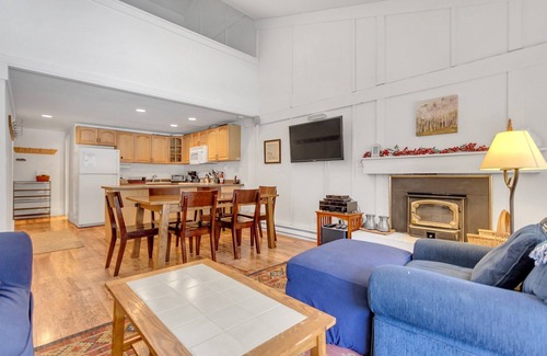 Bear Valley Condominio | Stylish, Remodeled Condo - Creekside #14 by Bear Valley Vacation Rentals