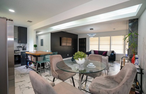 Shearer Hills - Ridgeview Casa | Stylish~Renovated 4Br/2BAT 3MinAirport 10 Min Downtown Central Location