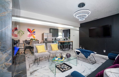 Shearer Hills - Ridgeview Casa | Stylish~Renovated 4Br/2BAT 3MinAirport 10 Min Downtown Central Location