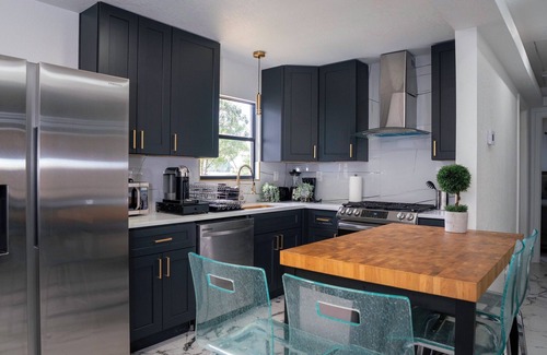 Shearer Hills - Ridgeview Casa | Stylish~Renovated 4Br/2BAT 3MinAirport 10 Min Downtown Central Location
