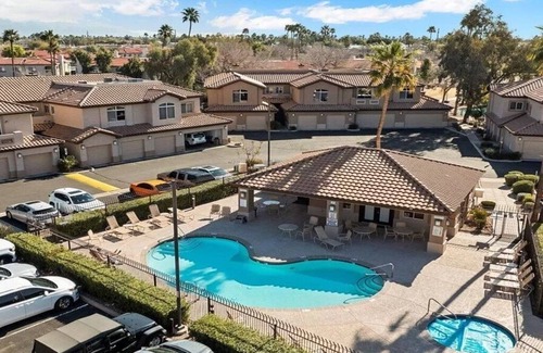 Superstition Lakes Condominio | Stylish Resort-Style Retreat - Pool / Spa, Near Restaurants and Shopping Galore!