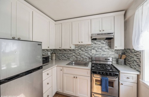 Southeast Yonkers Apartamento | Stylish Retreat Blocks to Vibrant Bronx-Yonkers Pub Scene; 25 Minutes to NYC