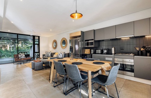 Salt Rock Apartamento | Stylish Retreat, Forest, Braai & Back-up Power