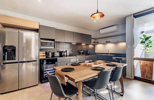 Salt Rock Apartamento | Stylish Retreat, Forest, Braai & Back-up Power