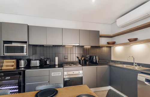 Salt Rock Apartamento | Stylish Retreat, Forest, Braai & Back-up Power