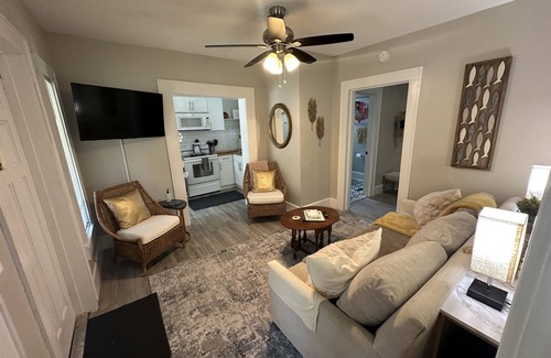 Crescent Lake Casa | Renovado 2 dormitorios Dtwn w / pase de estacionamiento en la playa w / bicicletas wifi Netflix
