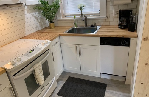 Crescent Lake Casa | Renovado 2 dormitorios Dtwn w / pase de estacionamiento en la playa w / bicicletas wifi Netflix