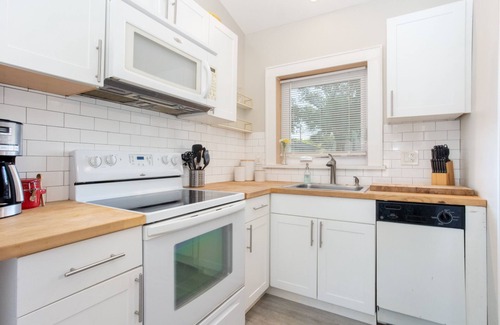 Crescent Lake Casa | Renovado 2 dormitorios Dtwn w / pase de estacionamiento en la playa w / bicicletas wifi Netflix