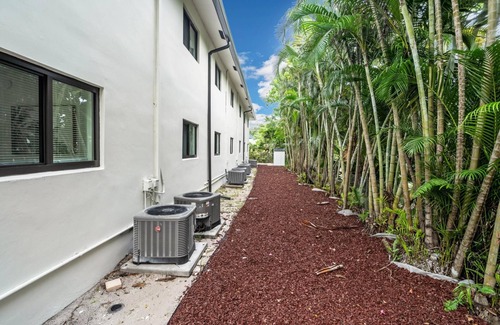 Croissant Park Condominio | Stylish Retreat with Free Parking & Great Location