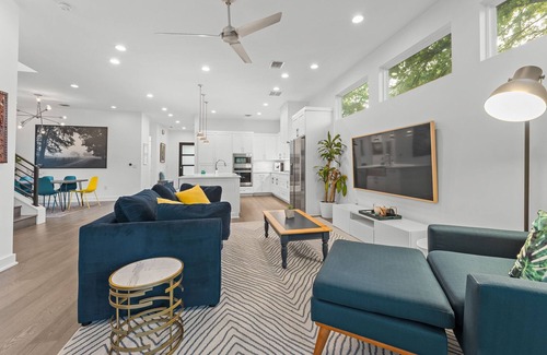 Montopolis Casa | Chic 4-bedroom, Hot Tub, Sauna, Cowboy pool-10 minutes to Sixth Street