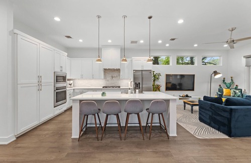 Montopolis Casa | Chic 4-bedroom, Hot Tub, Sauna, Cowboy pool-10 minutes to Sixth Street