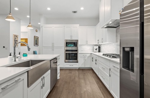 Montopolis Casa | Chic 4-bedroom, Hot Tub, Sauna, Cowboy pool-10 minutes to Sixth Street
