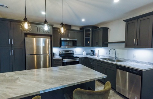 Riverview Casa | Stylish retreat with Garage