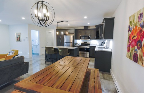 Riverview Casa | Stylish retreat with Garage