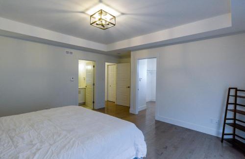 Riverview Casa | Stylish retreat with Garage