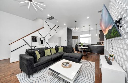 East Downtown Houston Casa | Stylish Rooftop - East Downtown 3BR Near Everything